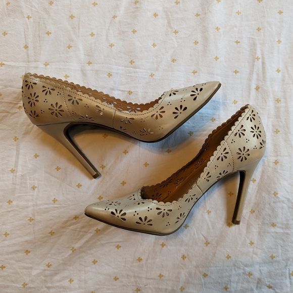 Floral Cutout High Heels - Picture 4 of 4